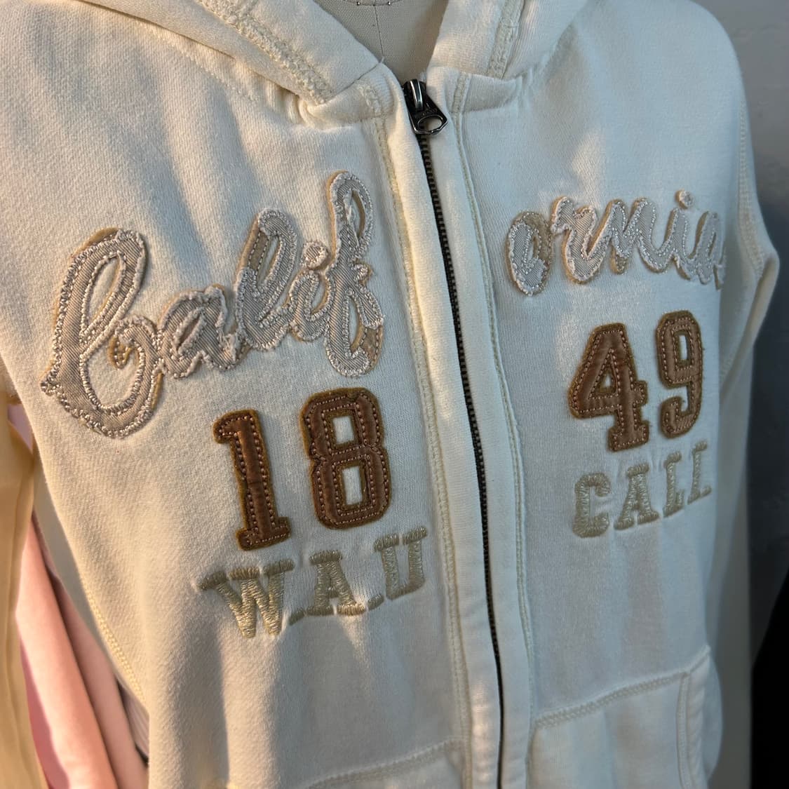 WHO.A.U White Zip-Up Hoodie 상품이미지3