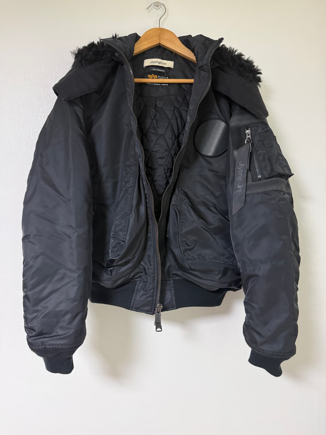 지용킴 X 알파린더스트리 선블리치 패딩 상품이미지1