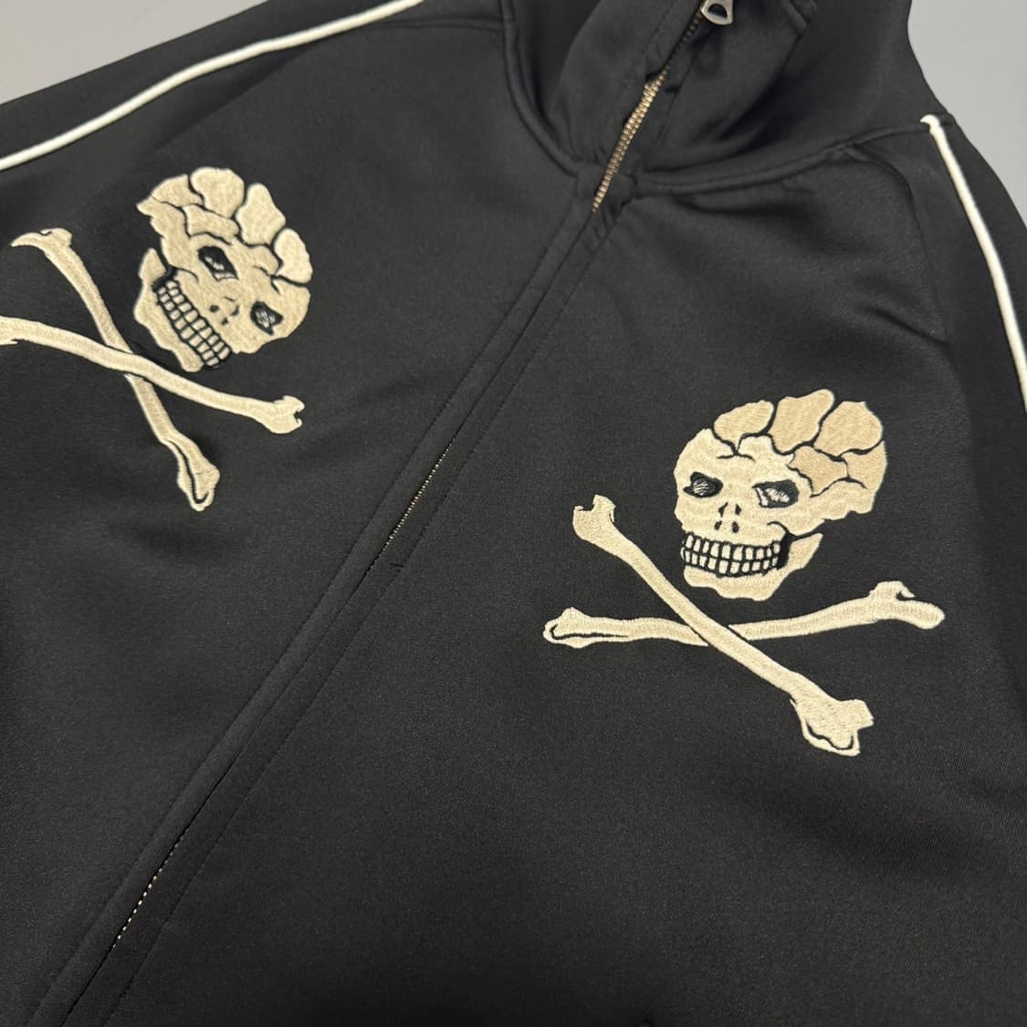 VANSON 블랙컬러 스컬 본 양면 자수로고 파이핑 트랙탑 자켓 상품이미지4