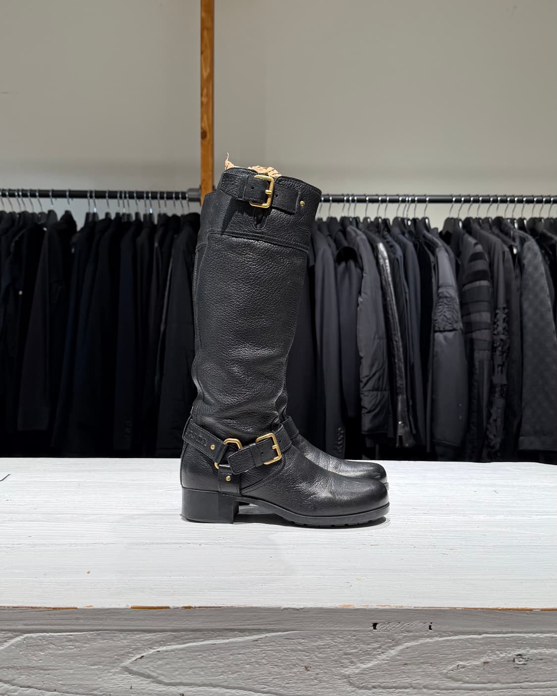 프라다 블랙 비텔로 다이노 금장 레터링 로고 롱부츠 상품이미지4