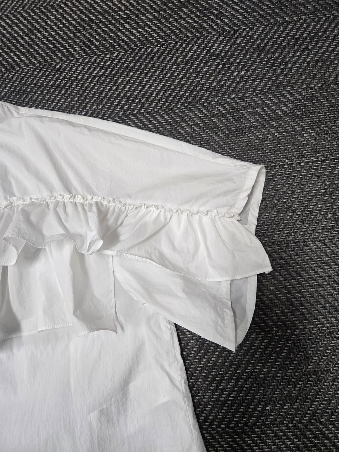 럭키슈에뜨 화이트 프릴 블라우스 반팔 상품이미지4