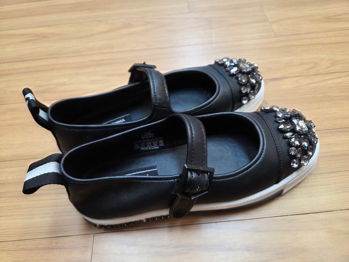 슈콤마보니 블랙 색상 여성구두 235mm입니다. 앞쪽에 큐빅 장식이 달 상품이미지2