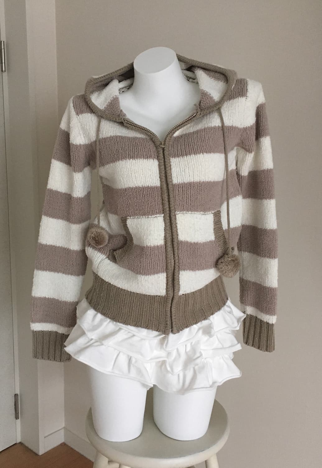 밀크초콜릿 스트라이프 폼폼이 후드집업 라떼갸루 상품이미지1