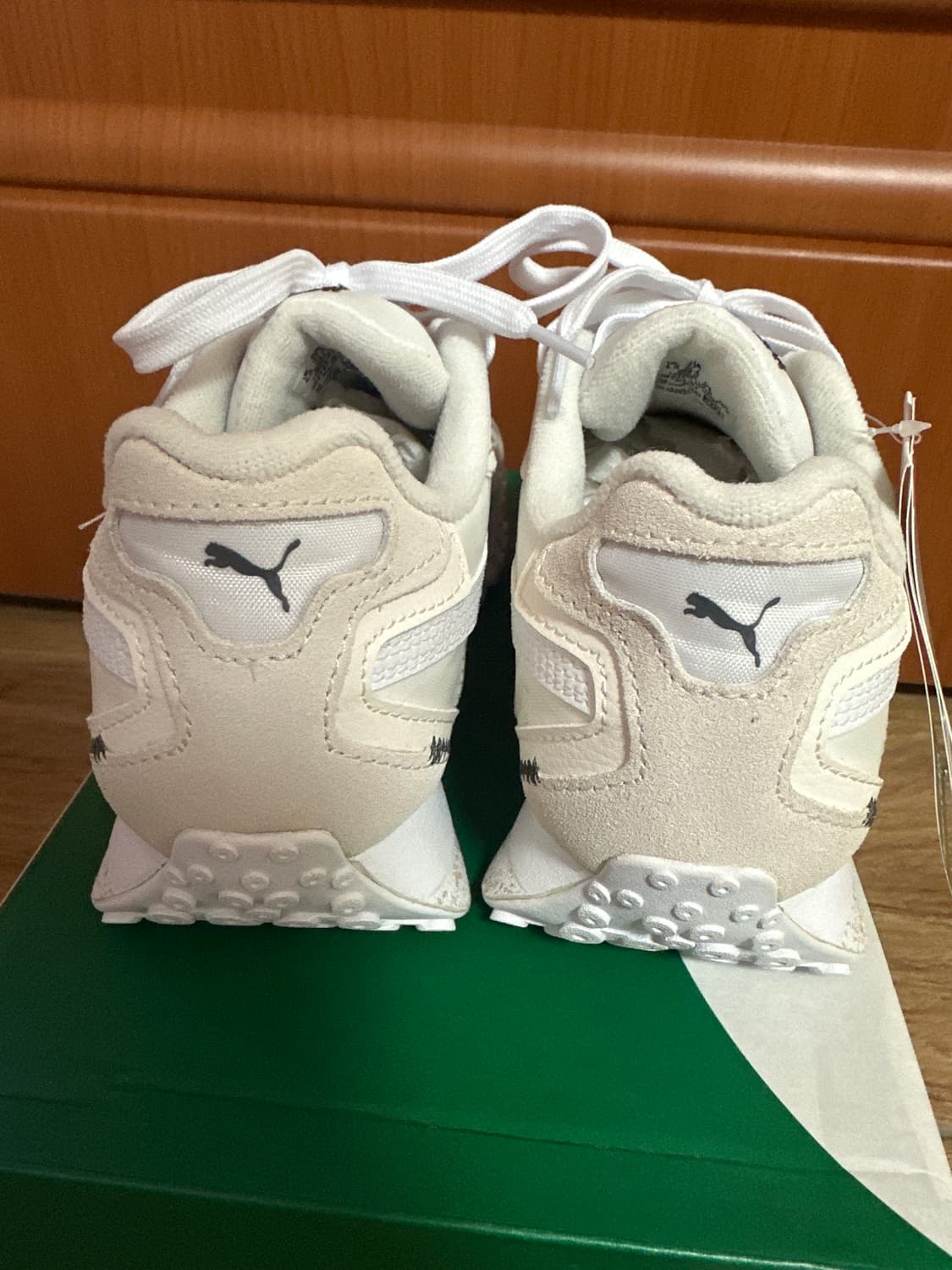 푸마 화이트 스니커즈 새상품 235 상품이미지4