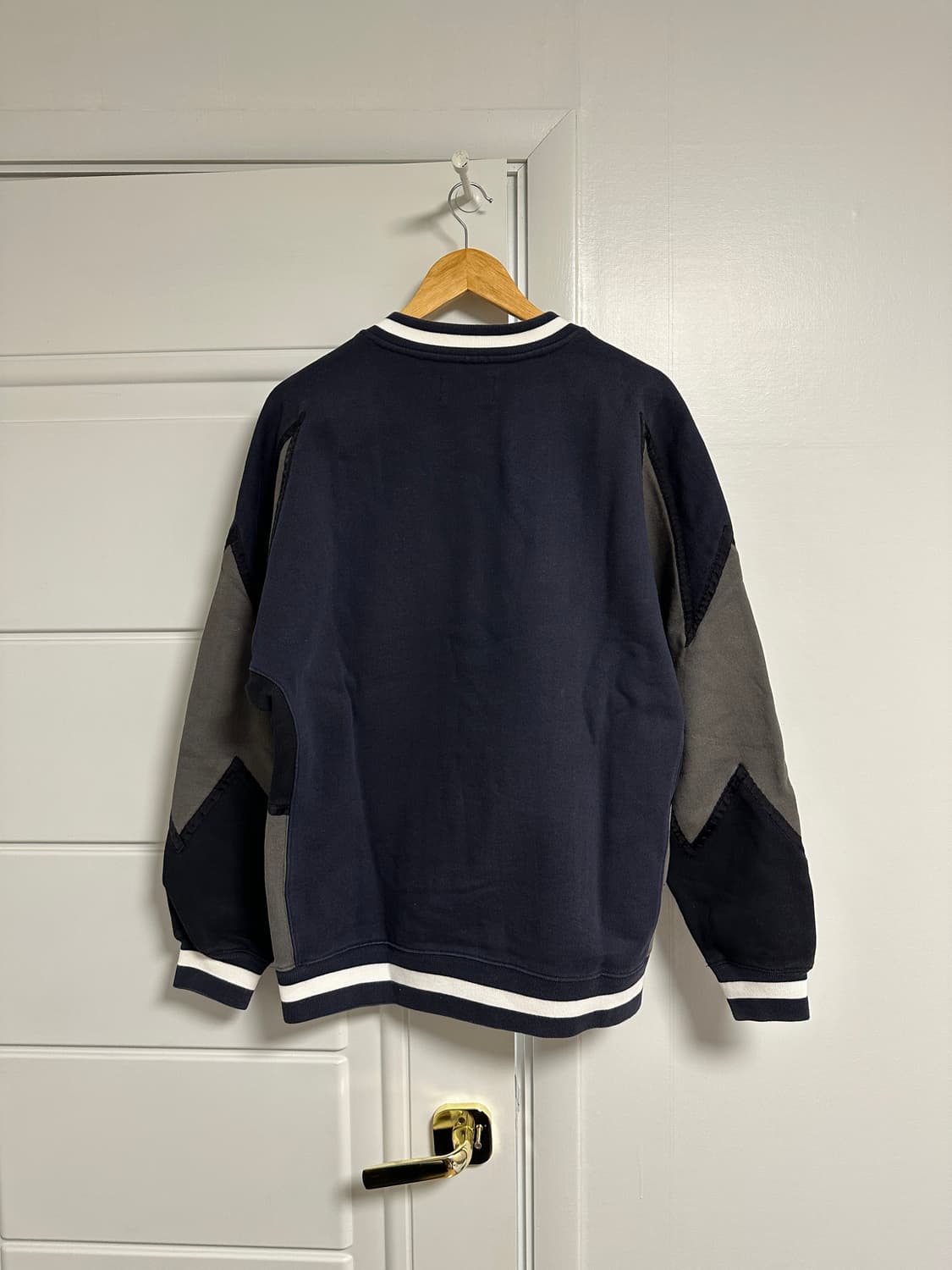 팔라스 볼트 크루넥 그레이 블랙 맨투맨 21FW 자수 상품이미지3