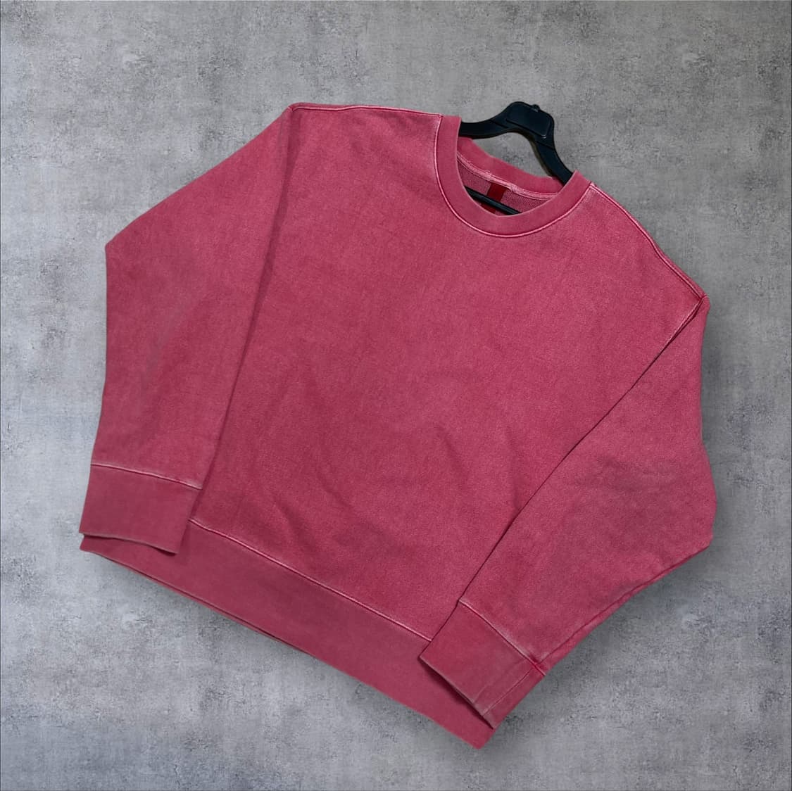 어텐션로우 피그먼트 핑크 컬러 맨투맨 상품이미지1