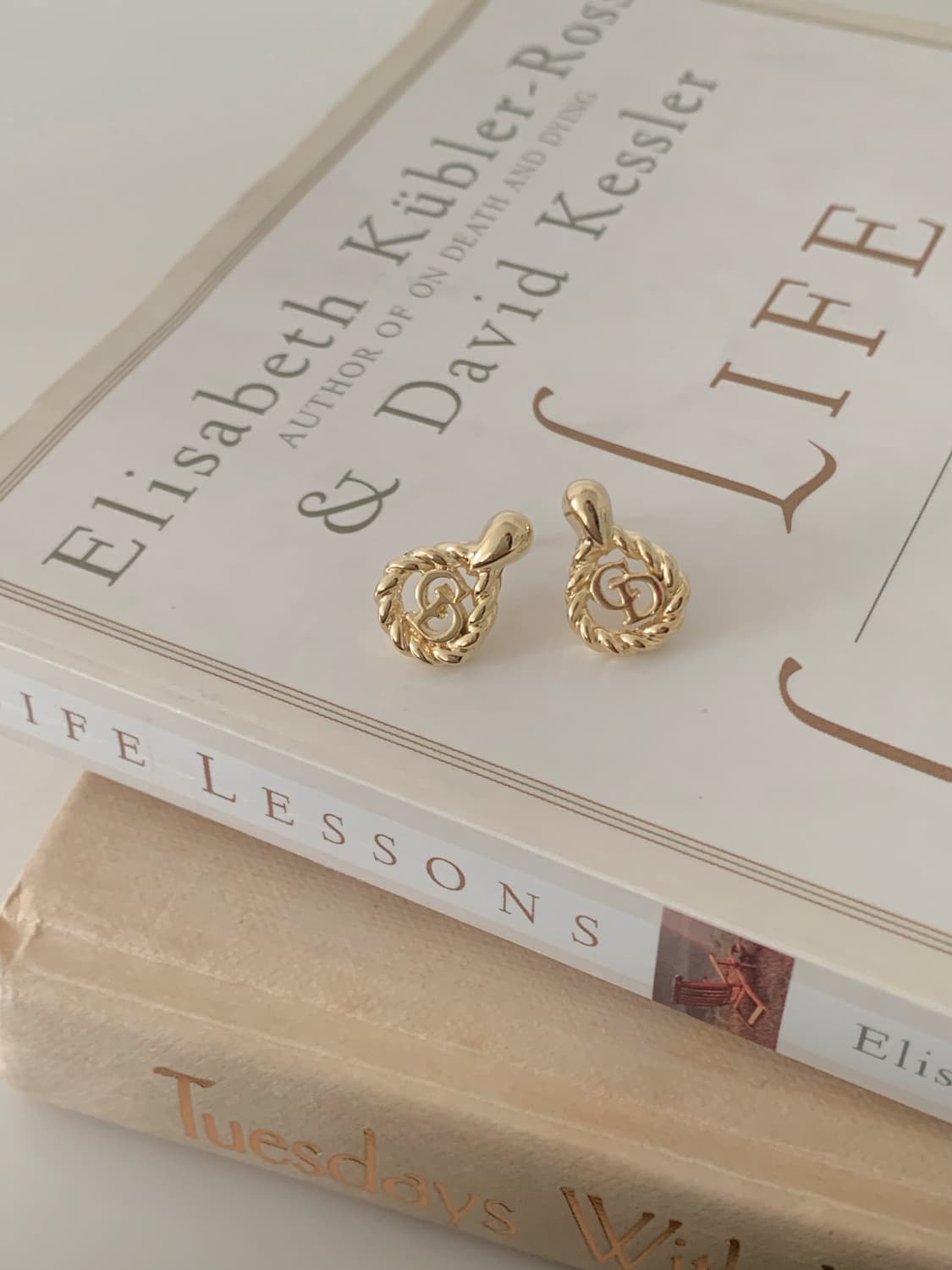 [ 디올 ]  디올 골드 로고 귀걸이 상품이미지1