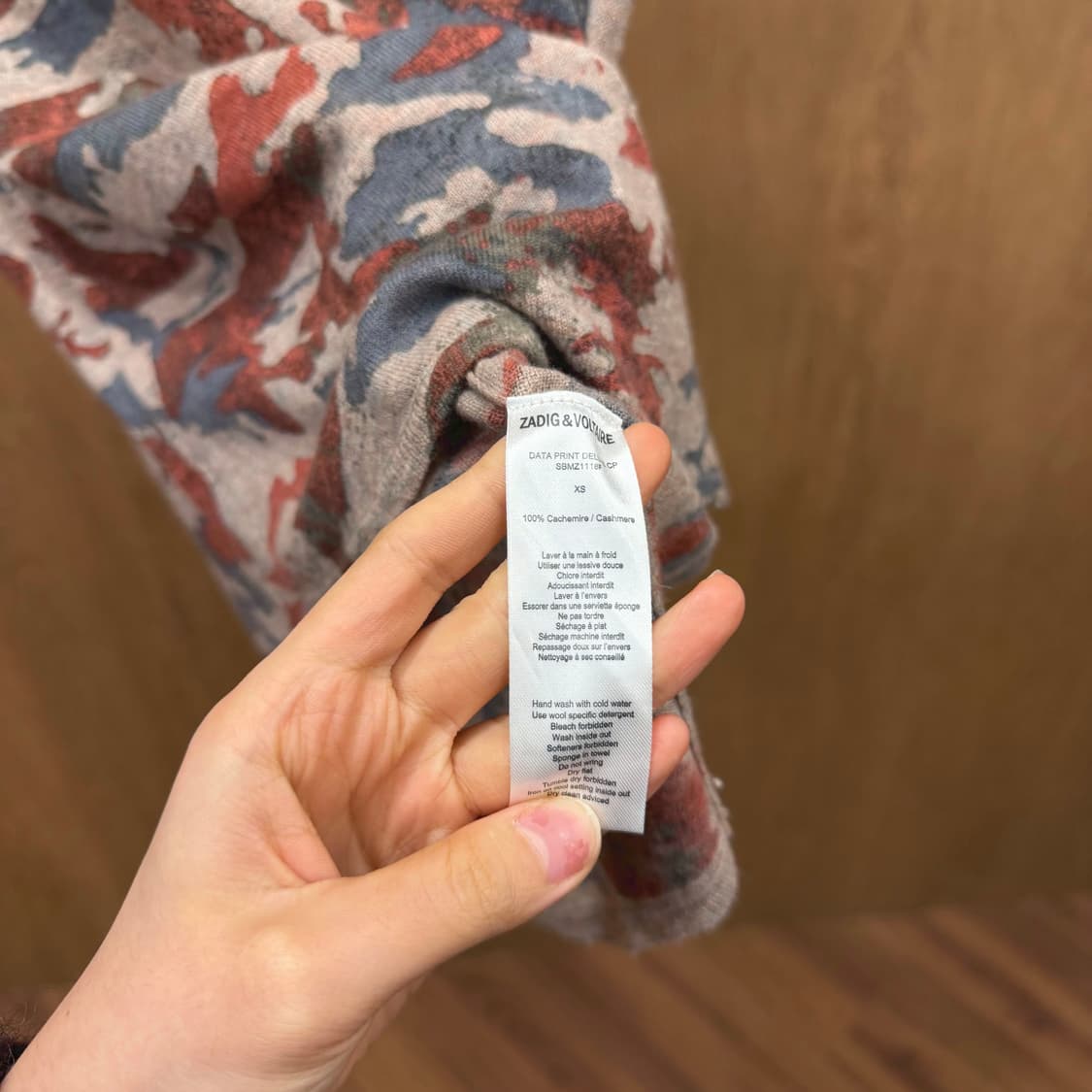 쟈딕 앤 볼테르 캐시미어 슬리브리스 니트 카모플라쥬 프린팅 디테일 베이지 상품이미지7