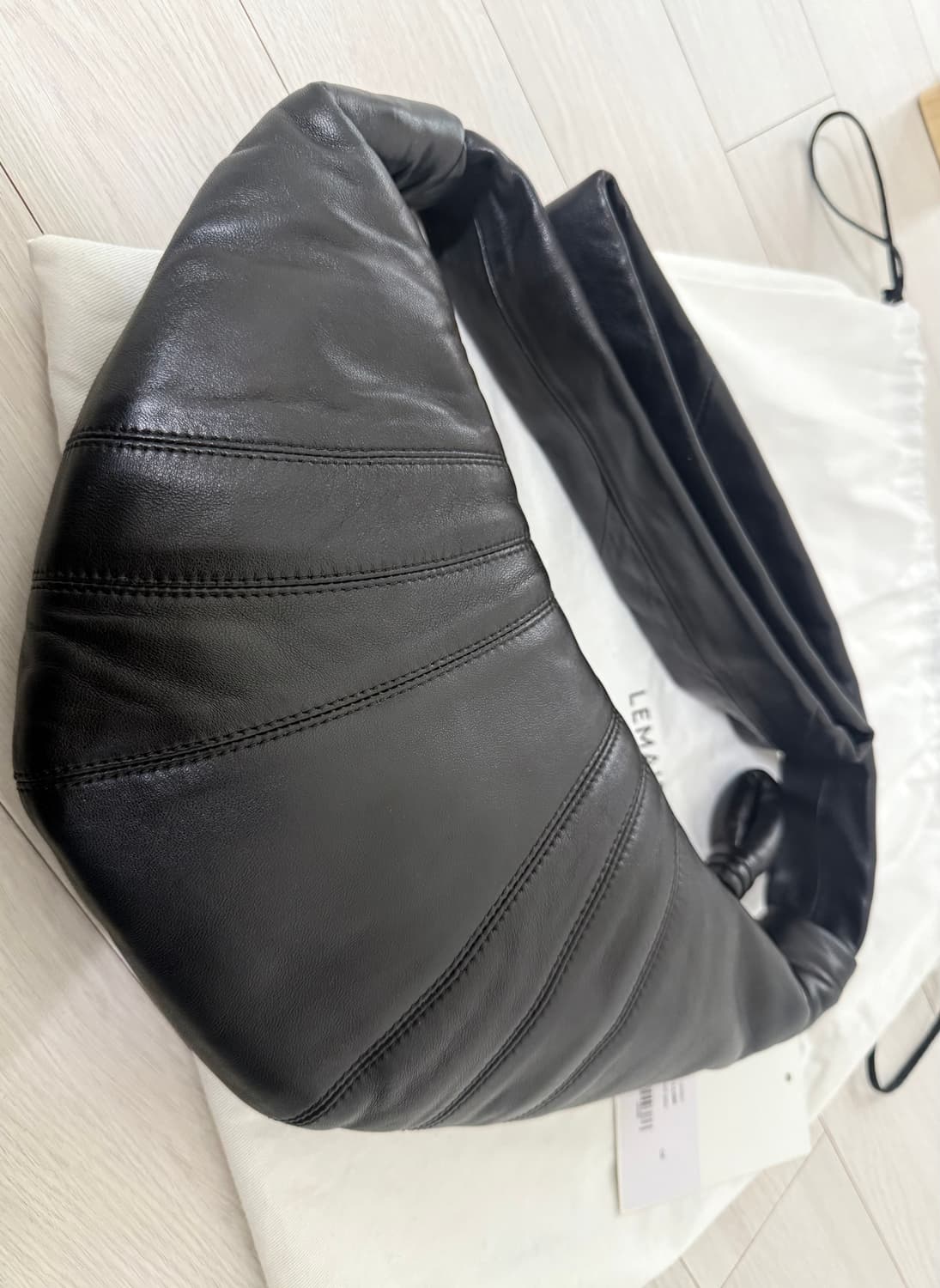 르메르 크루아상백 스몰 양가죽 검정  상품이미지6