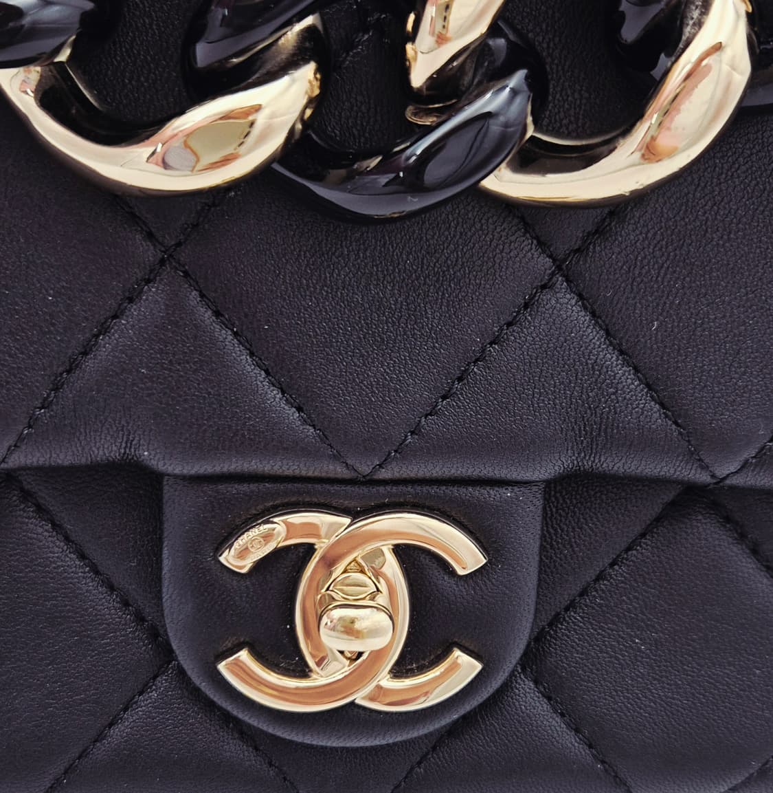 샤넬 램스킨 CC 플랩
볼드체인 숄더백

AS1353

 상품이미지8