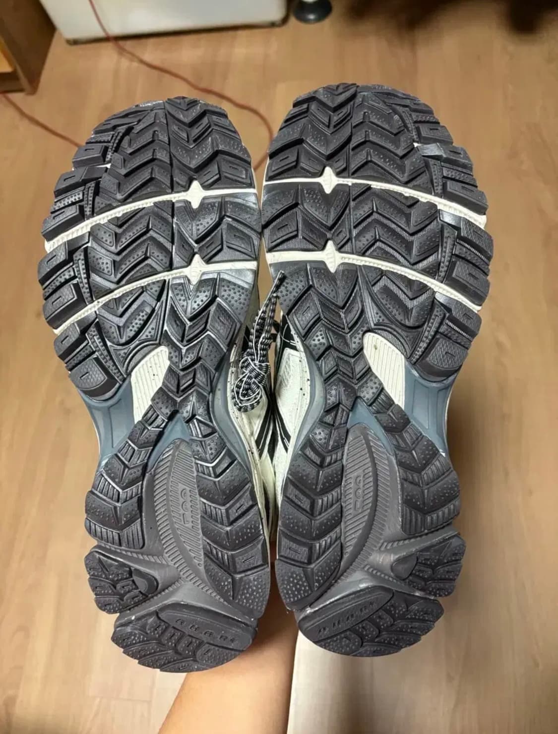 새상품) 아식스 젤카하나8 라이트 그 레이 블랙 1011B895-200 상품이미지4