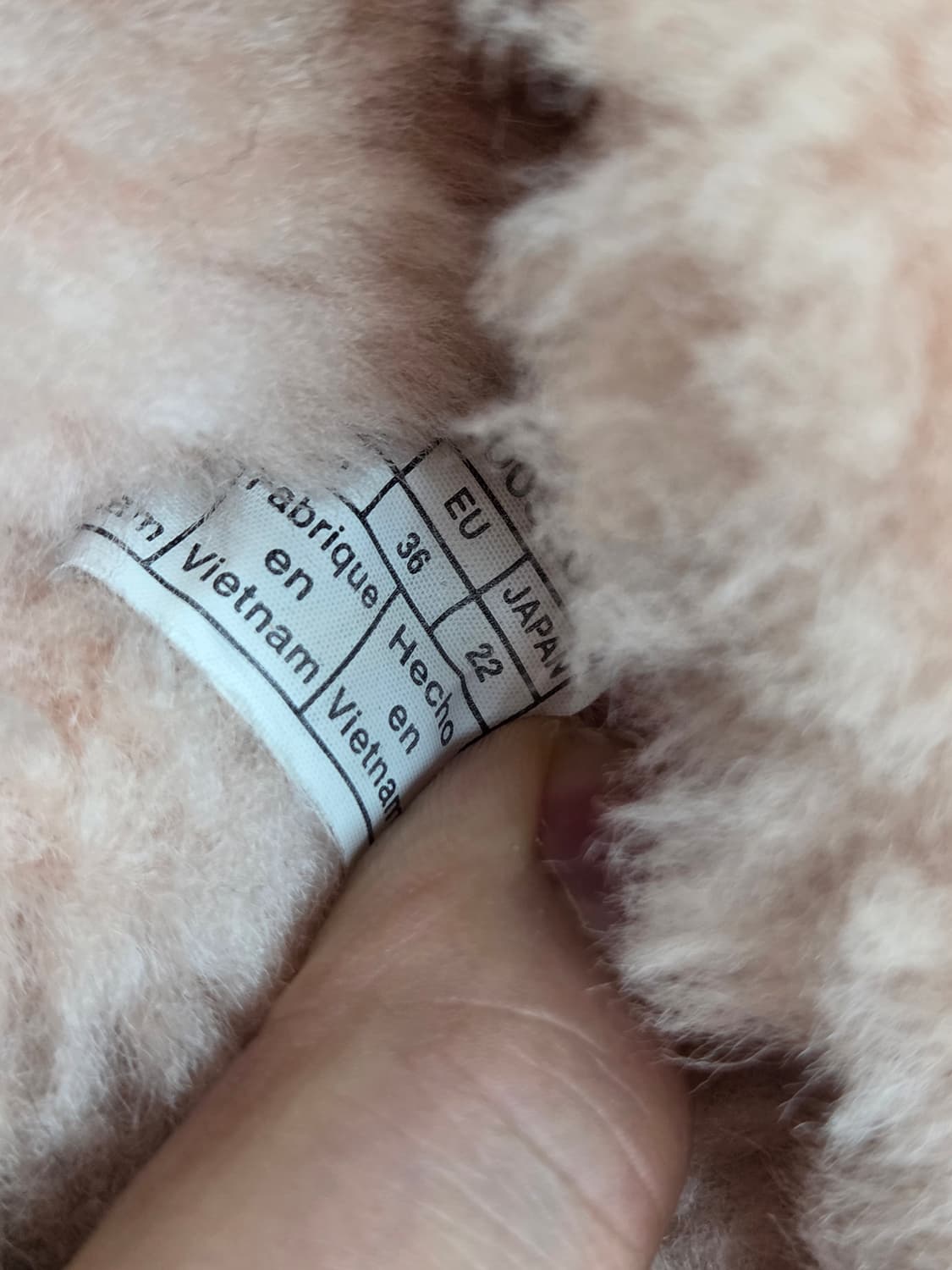 UGG 핑크 털 슬리퍼 220mm 판매합니다. 부드러운 양털 소재로 되어 상품이미지7