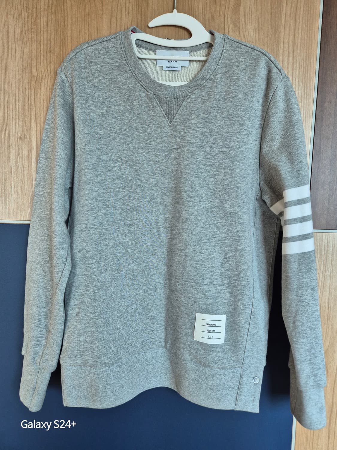 톰브라운 사선 맨투맨 그레이 2 상품이미지1