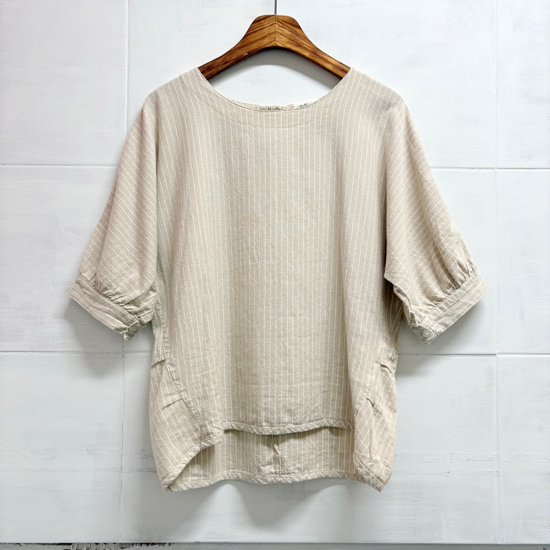 스트라이프 언발 셔링 러블리 모리 반팔 블라우스 상품이미지1