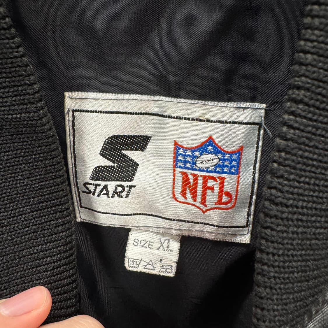 스타터 X NFL 레이더스 플라이트 바시티 자켓 후면 빅로고 포인트 차콜 상품이미지7