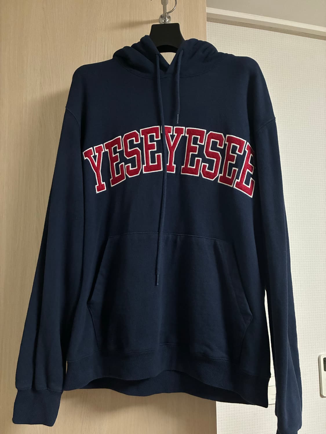 YESEYESEE (예스아이씨) Arch Logo Hoodie Navy 상품이미지1