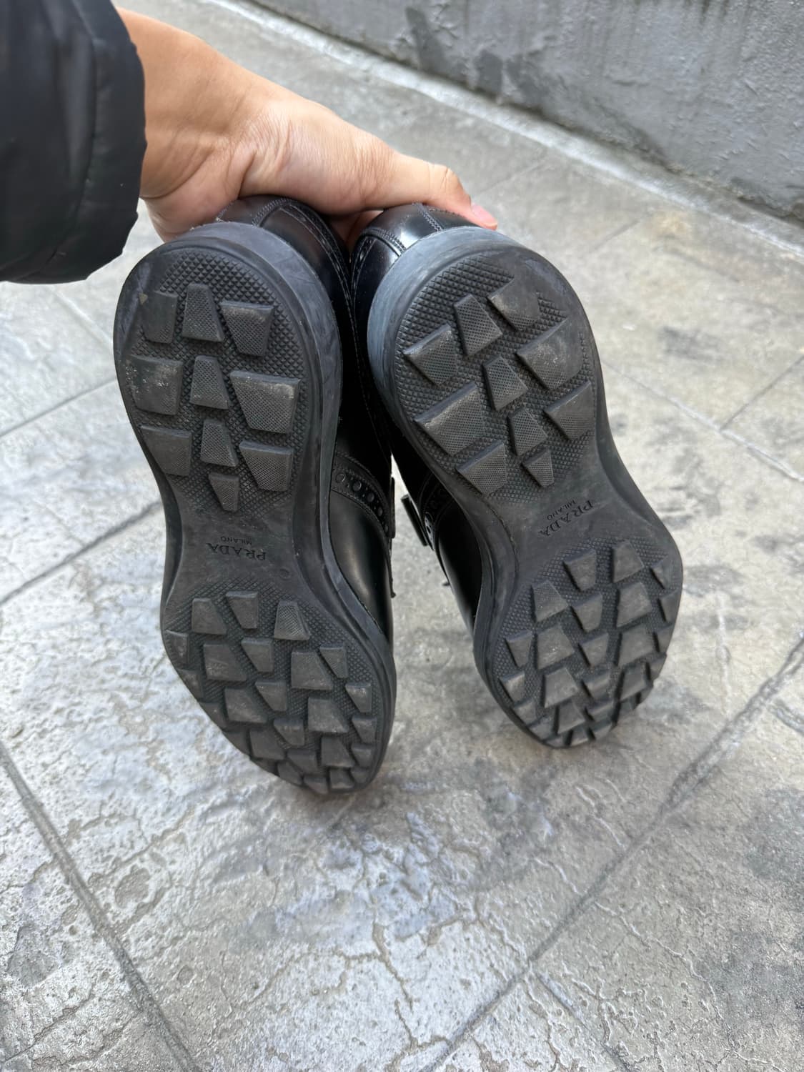 프라다 윙팁 버클 레더 더비슈즈 상품이미지6