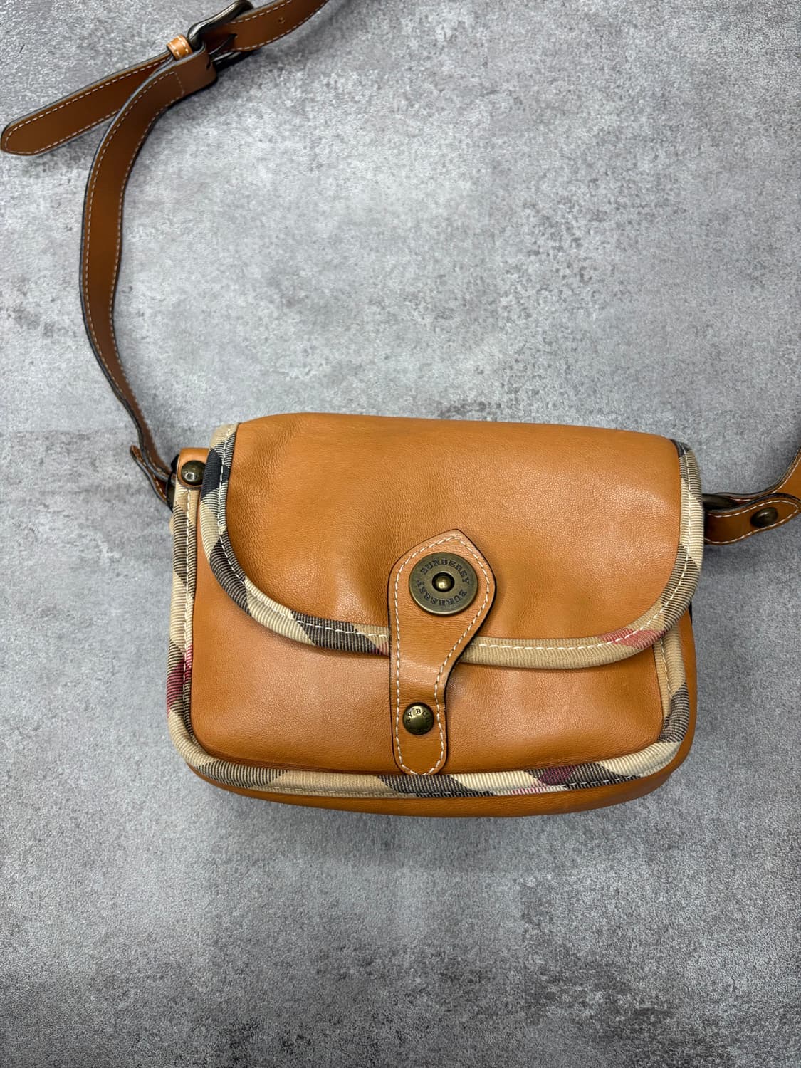 버버리 가죽 크로스백 브라운 상품이미지2