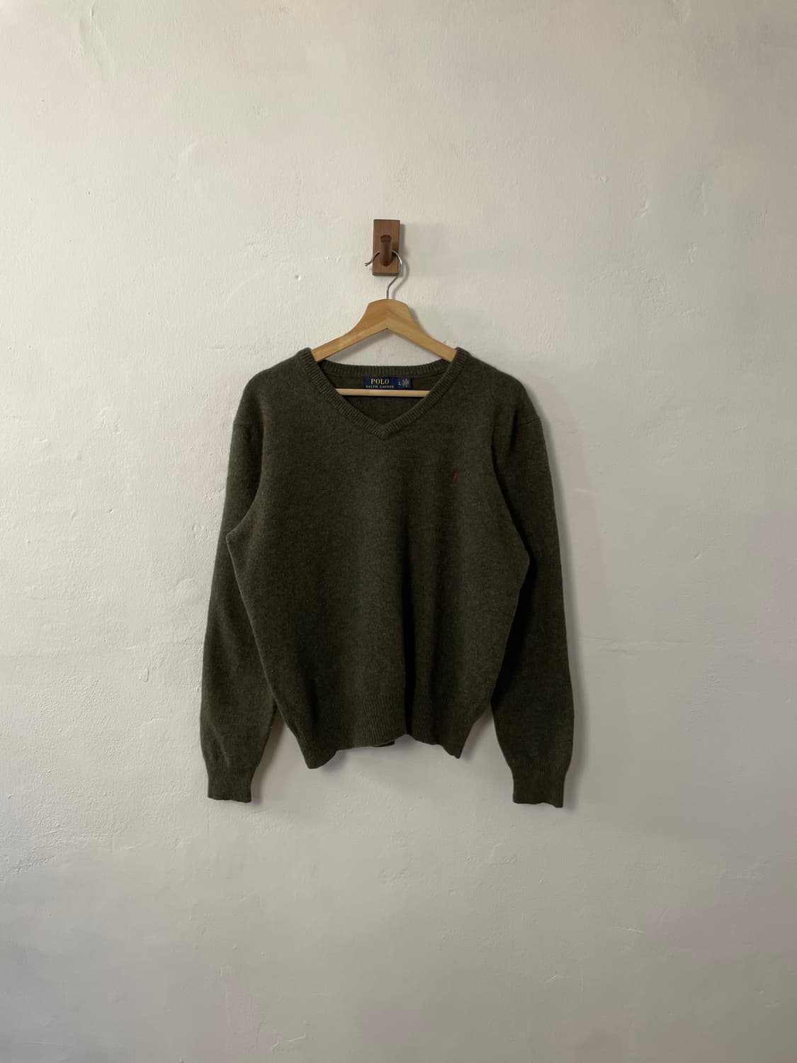 폴로 브이넥 니트  상품이미지1