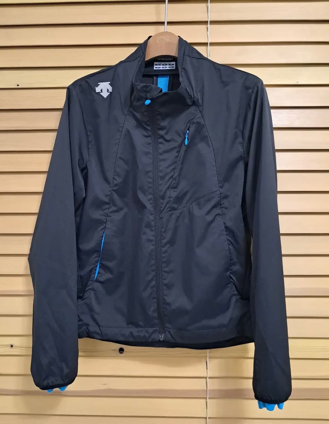 데상트 여성 러닝바람막이 85사이즈 상품이미지2