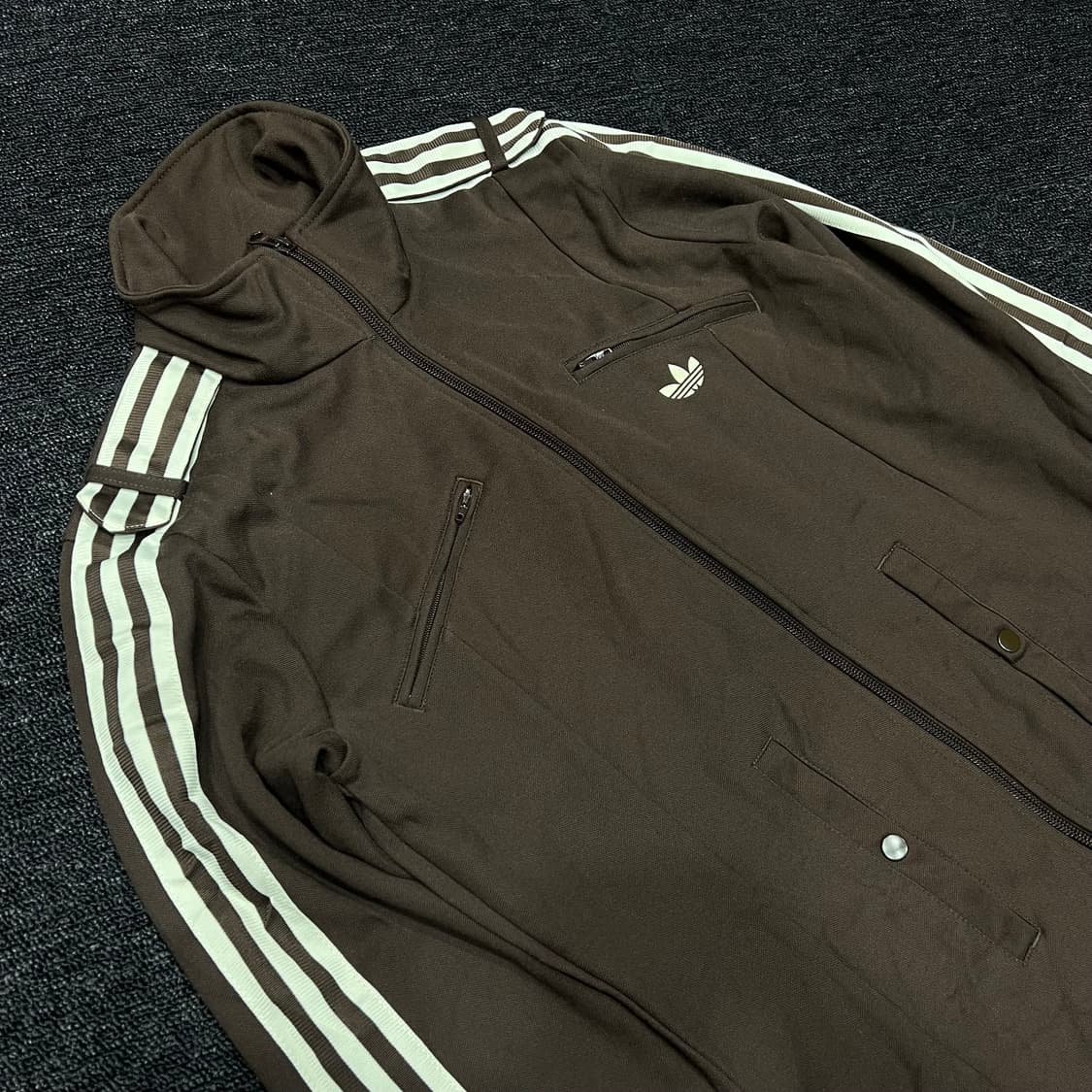 아디다스 초코브라운 견장 디테일 유니크 대장 져지 상품이미지2