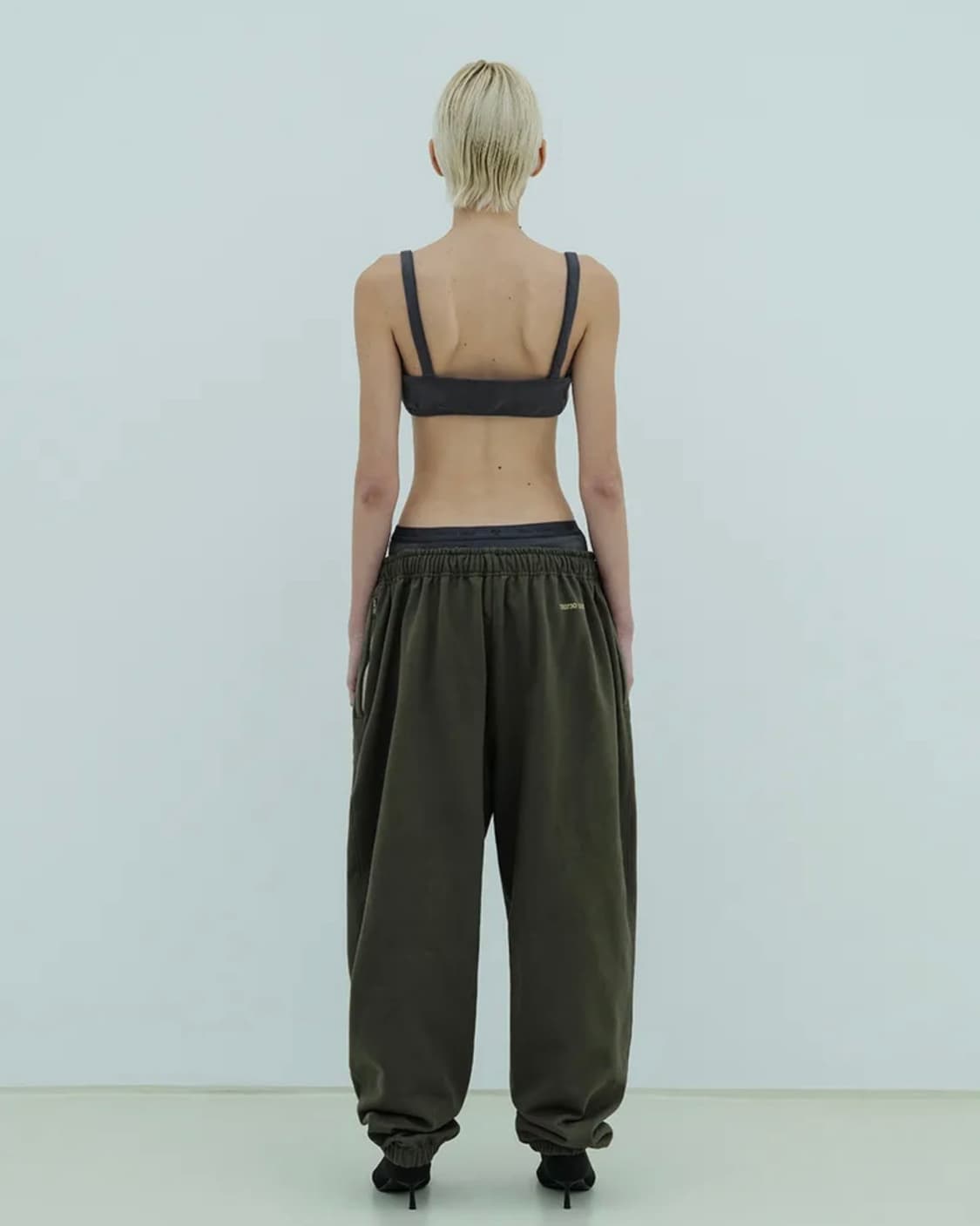YEEL LEEY RUBBER LOGO JOGGER PANTS KHAKI 상품이미지2