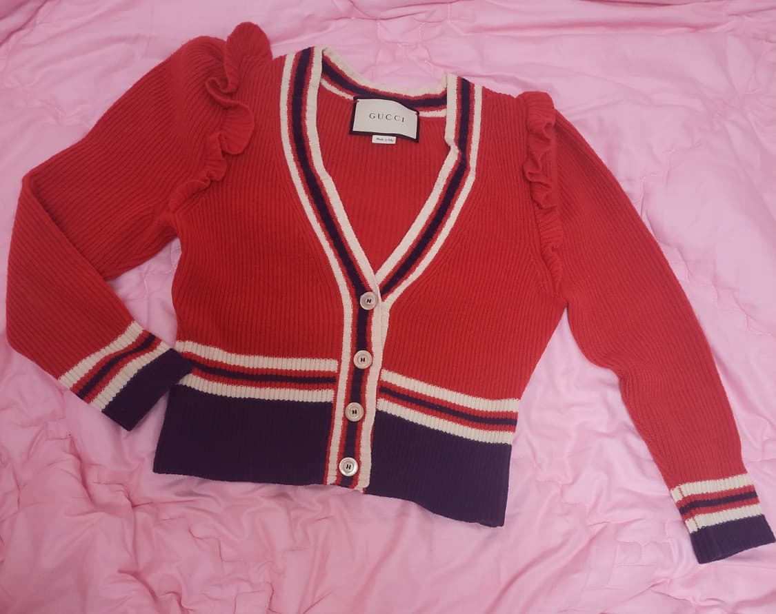 정품)급처상태좋음!구찌 러블리 어깨볼륨프릴 여성 니트 가디건 상품이미지3