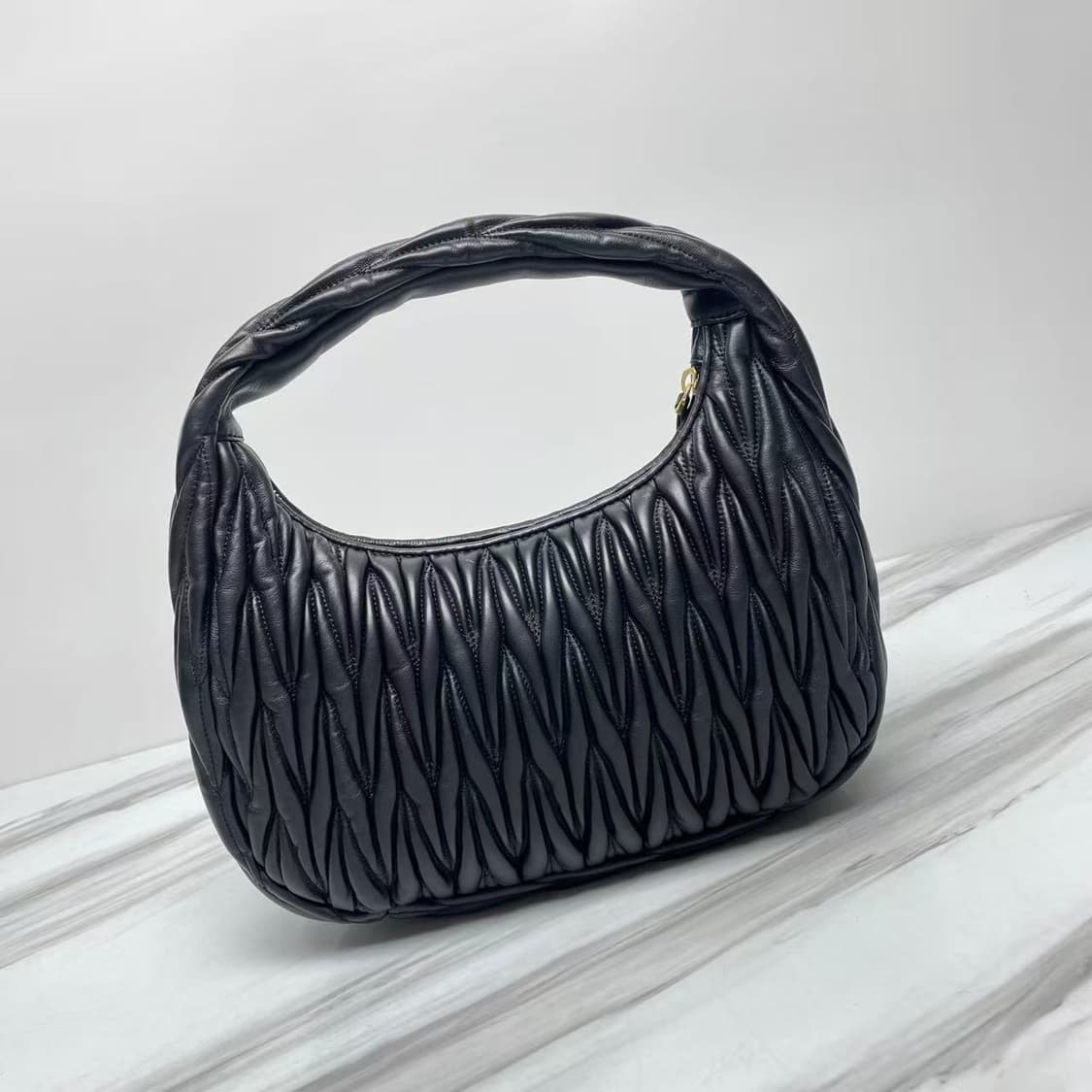 미우 미우 완더 마테라쎄 나파 레더 호보백 블랙 상품이미지2