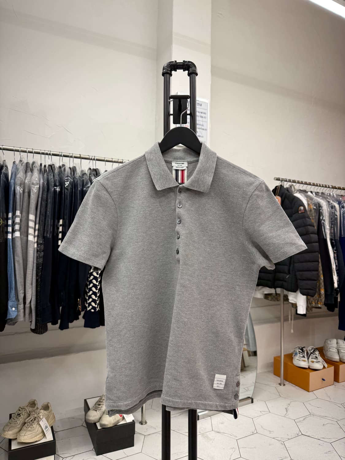 [2] 톰브라운 백삼선 PK 반팔티 상품이미지2