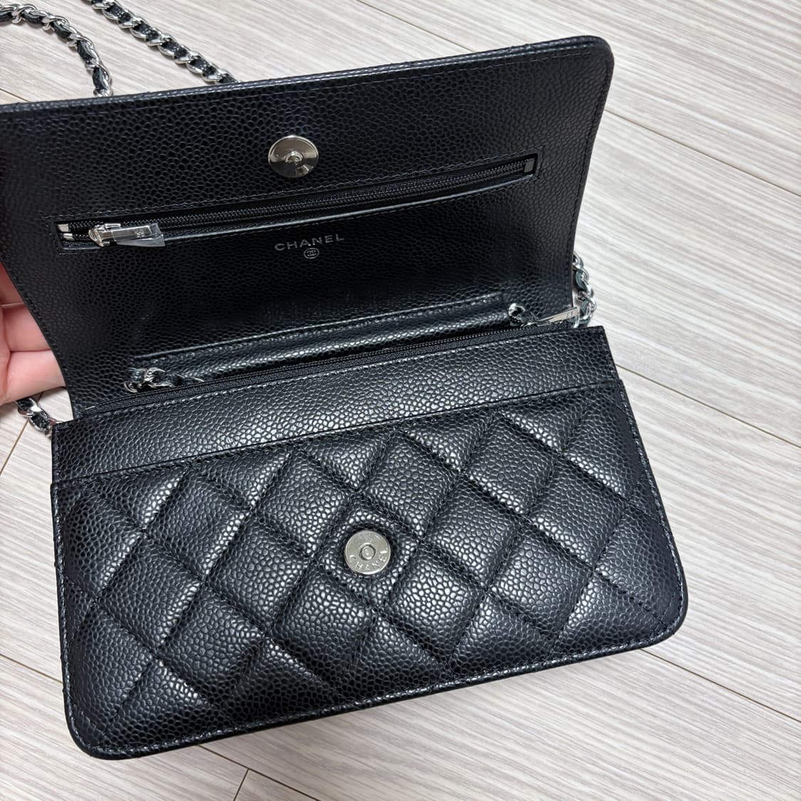 샤넬 woc 캐비어 블랙은장 크로스백 상품이미지7