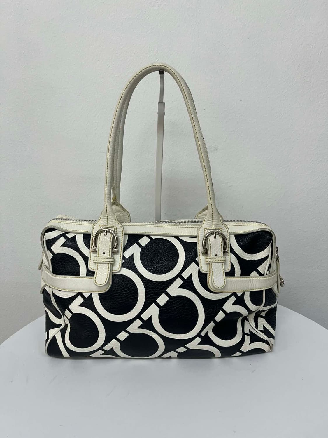 살바토레 페라가모 간치니 모노그램 가죽 숄더 토트백 상품이미지4