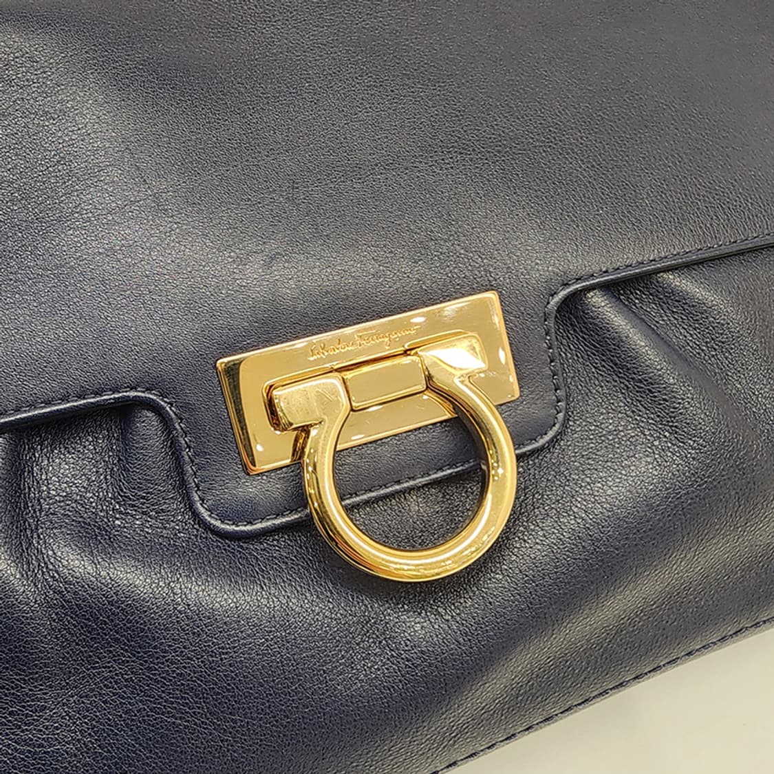 페라가모 간치니 체인 플랩백 금장 네이비 상품이미지5