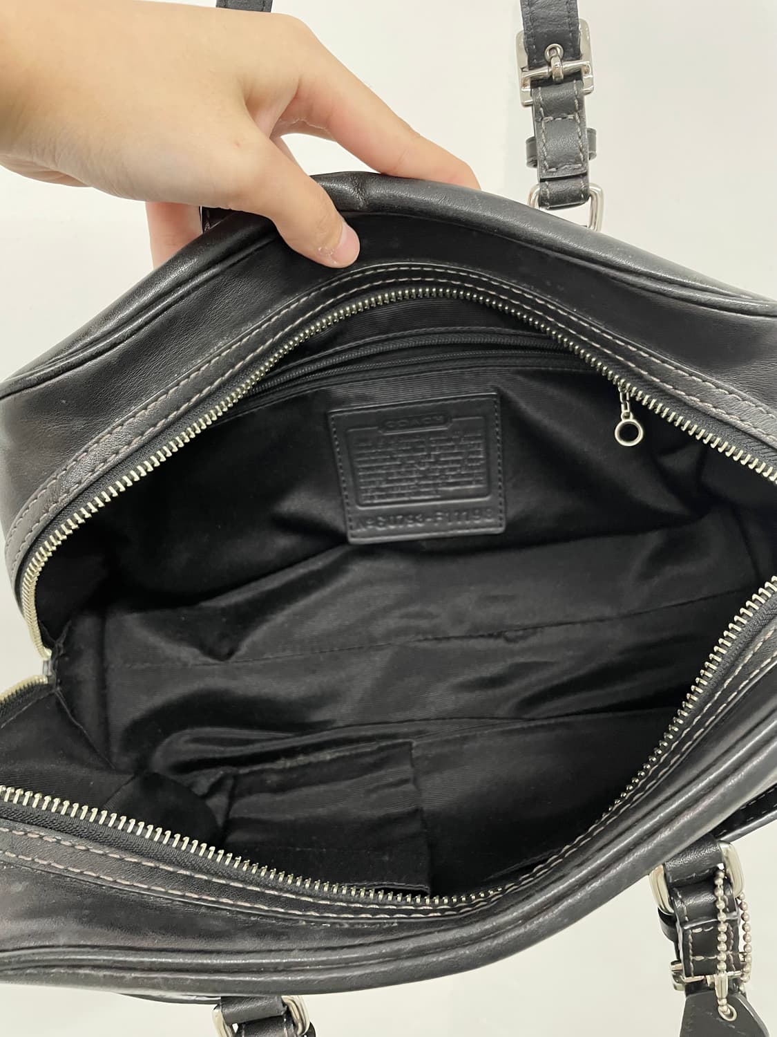 코치 블랙 레더 버클백 상품이미지10