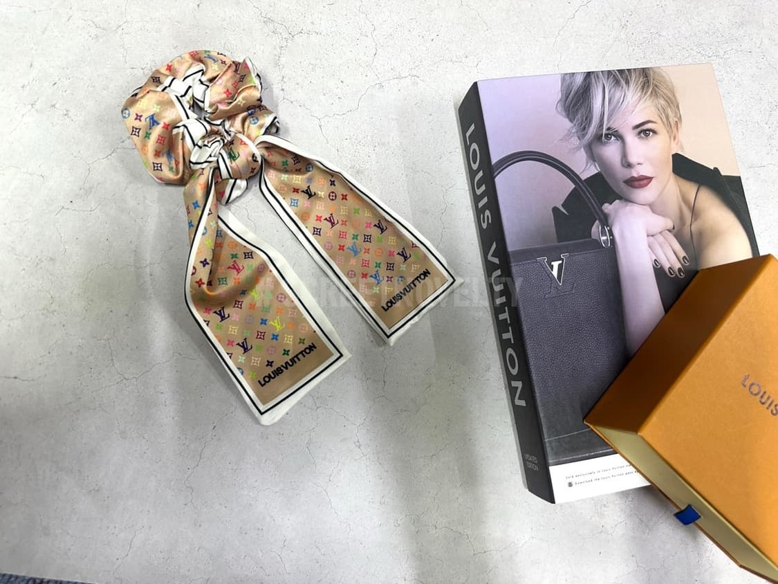 루이비통 진베이지&멀티컬러 리본 헤어슈슈 상품이미지8