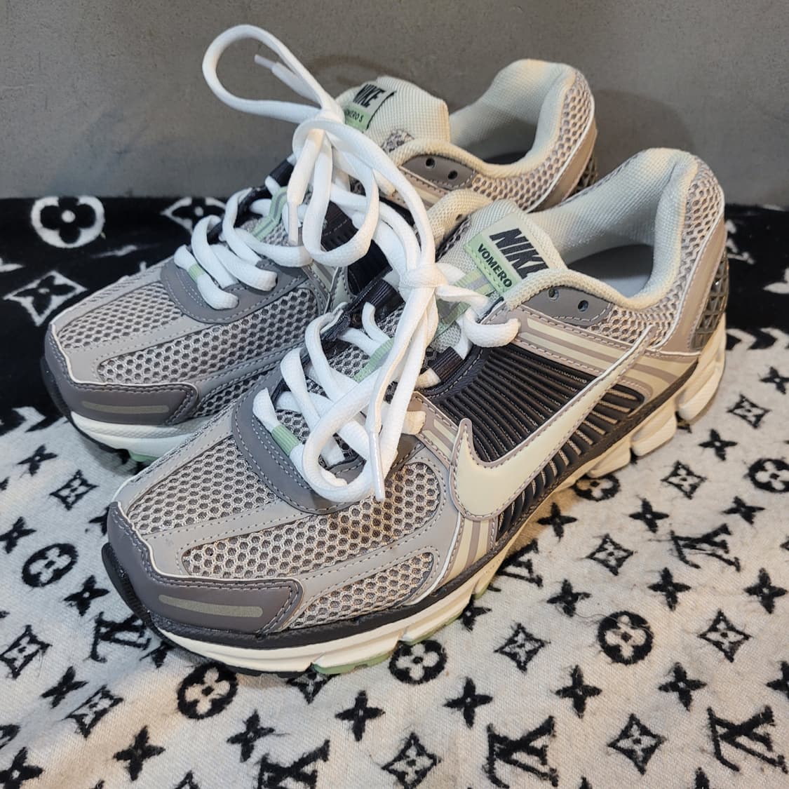 정품 나이키 줌 보메로5 코블스톤 상품이미지1