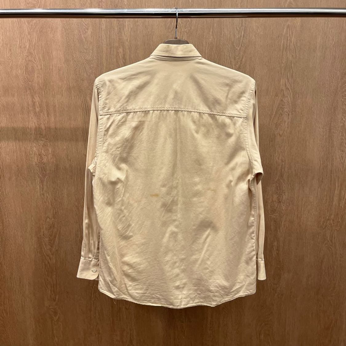 버버리 런던 코튼 셔츠 체스트 싱글 포켓 로고 자수 무지 디테일 베이지 상품이미지3