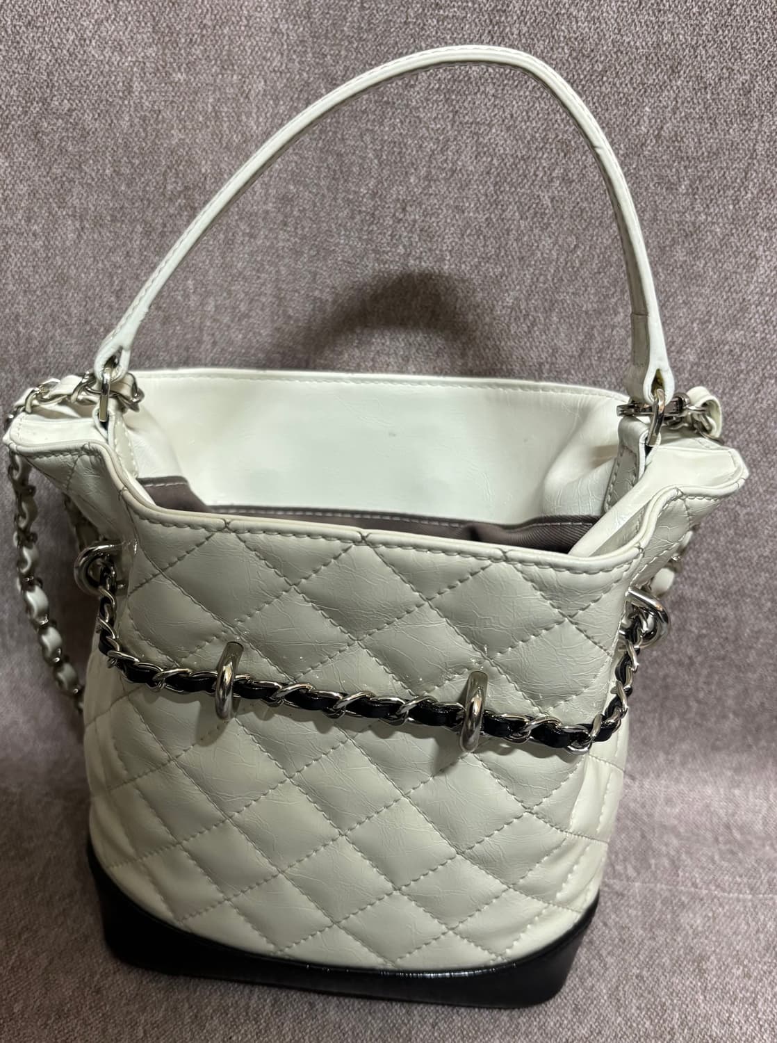 카디널 레드 퀼팅 버킷백 화이트 블랙 상품이미지2