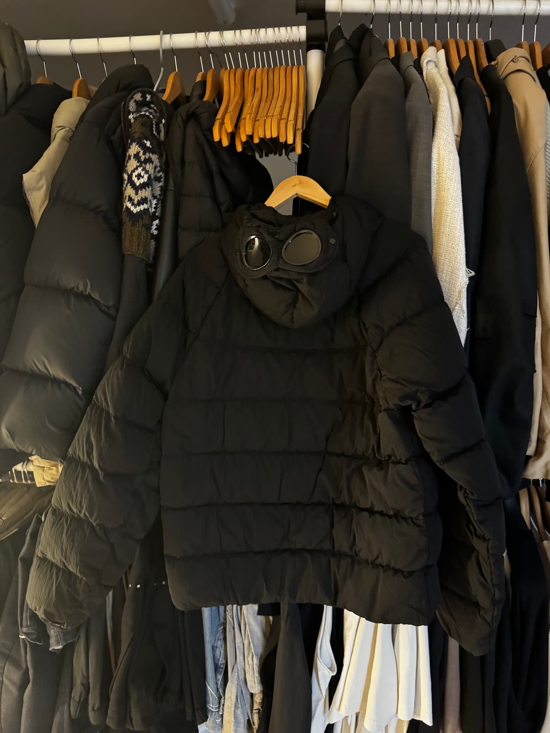 C.P. 컴퍼니 에코 크롬 R 후드 다운 고글 자켓 블랙  상품이미지3