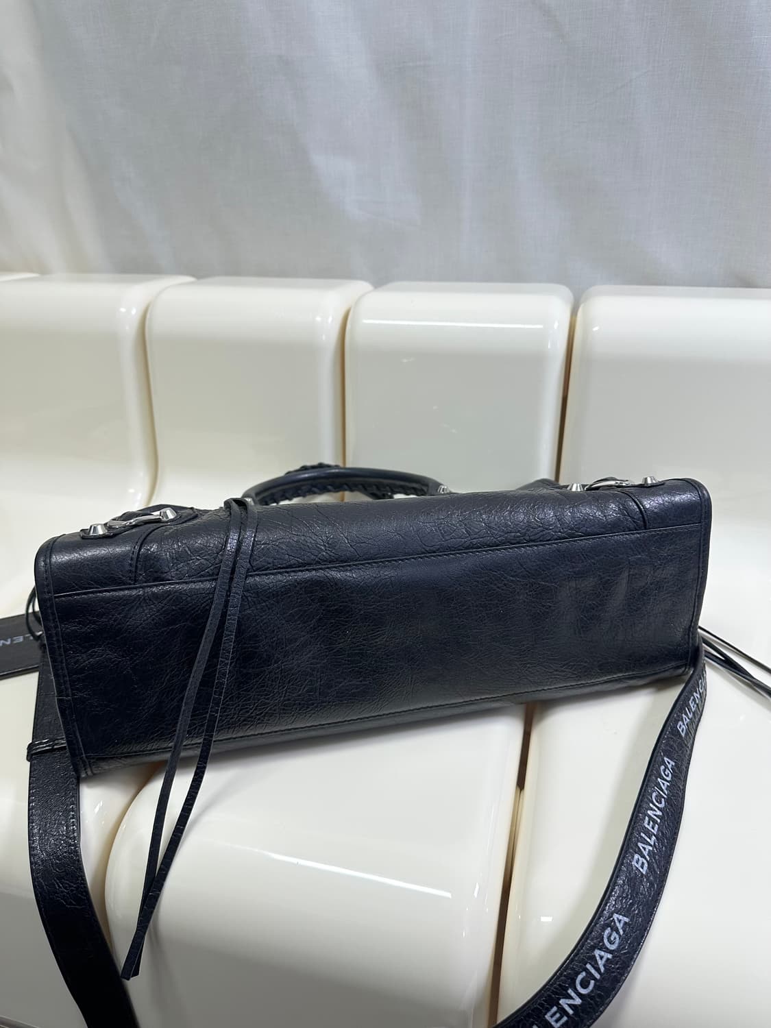 [SA 정품] 발렌시아가 시티 모터백 미디움 블랙 로고스트랩 상품이미지4