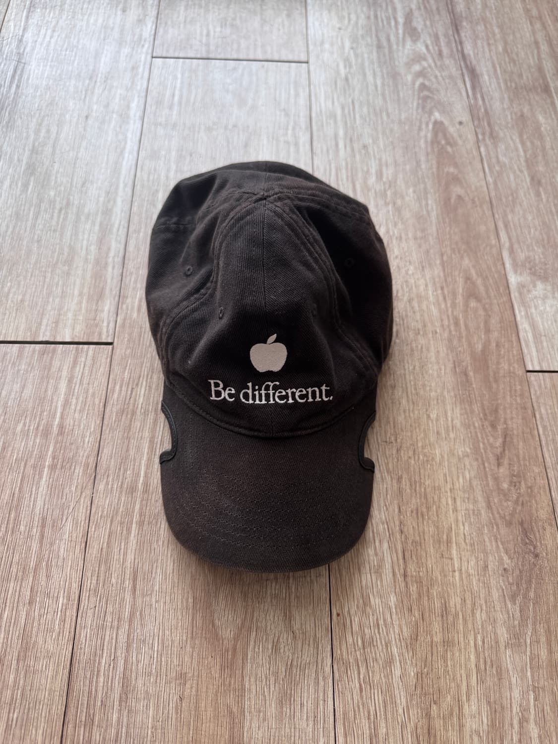 발렌시아가 애플로고 be different 캡 상품이미지1