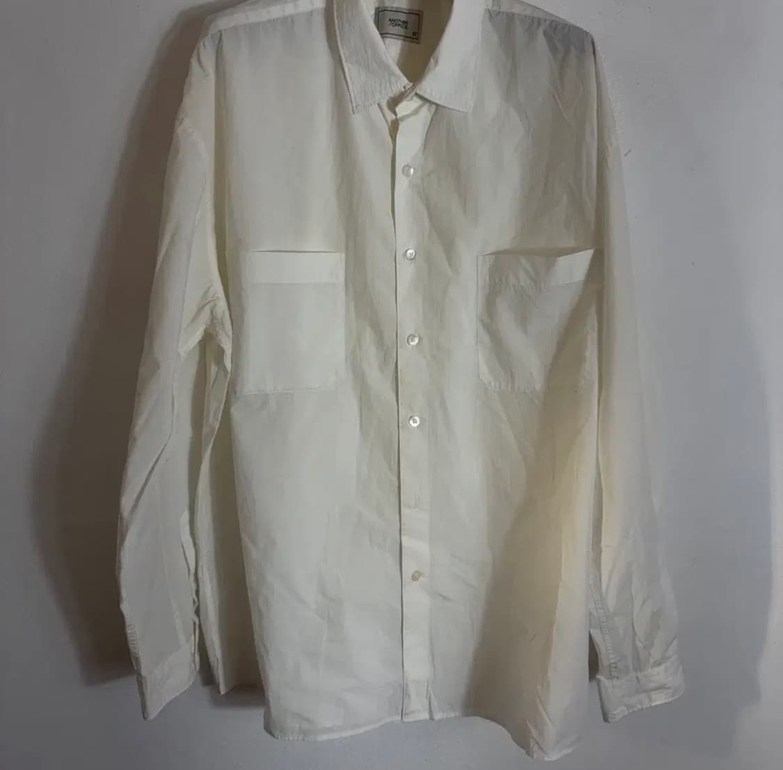 어나더오피스 화이트 포켓 셔츠(02) 상품이미지1