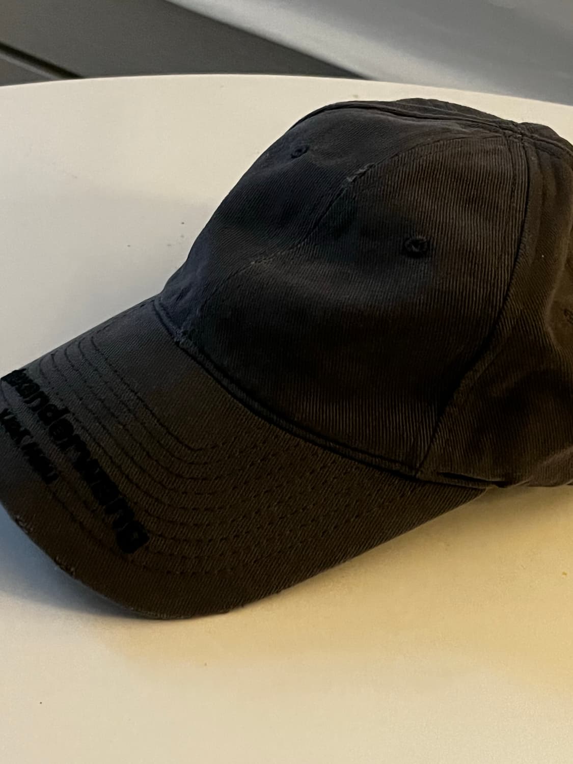 알렉산더왕 디스트레스드 로고 자수 볼캡 상품이미지2