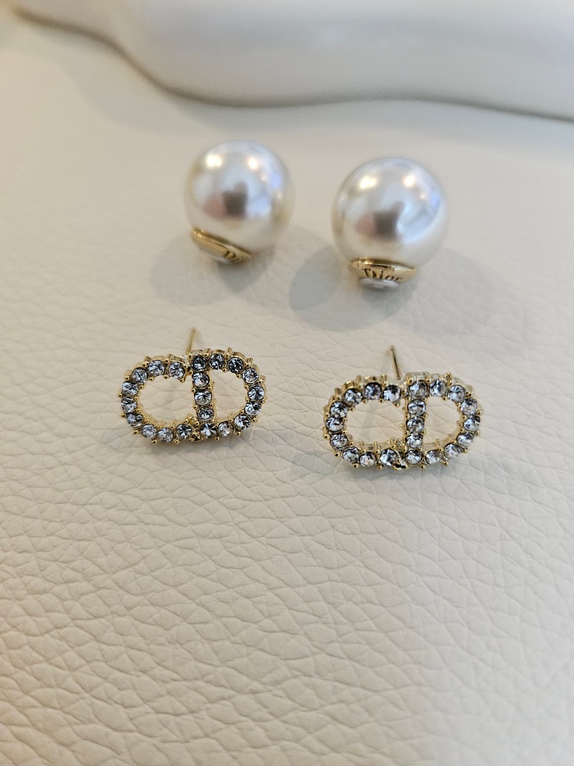 디올 업사이클링 투웨이 골드 진주귀걸이 상품이미지3