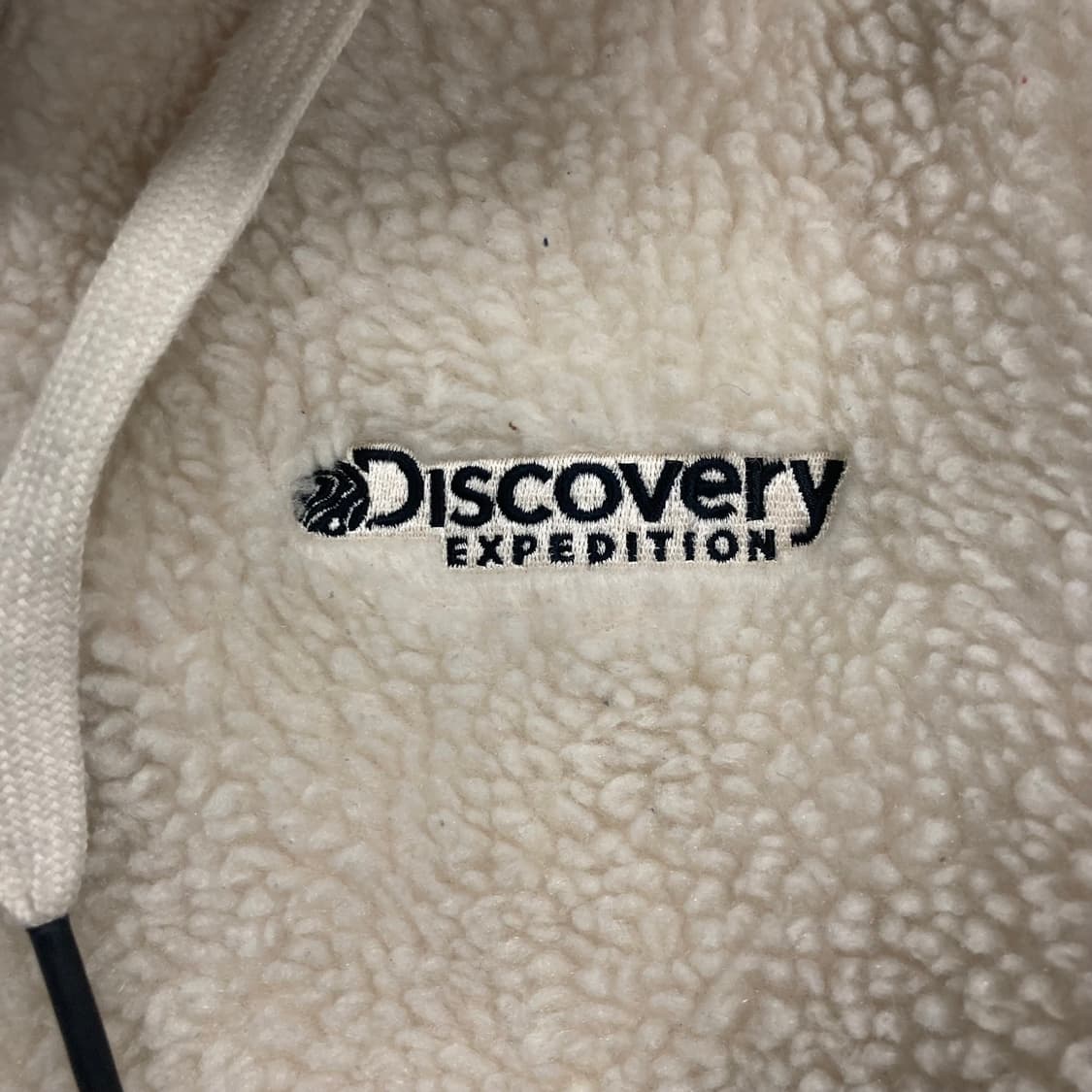 디스커버리 아이보리 컬러 스몰 로고 쉐르파 자켓 상품이미지2