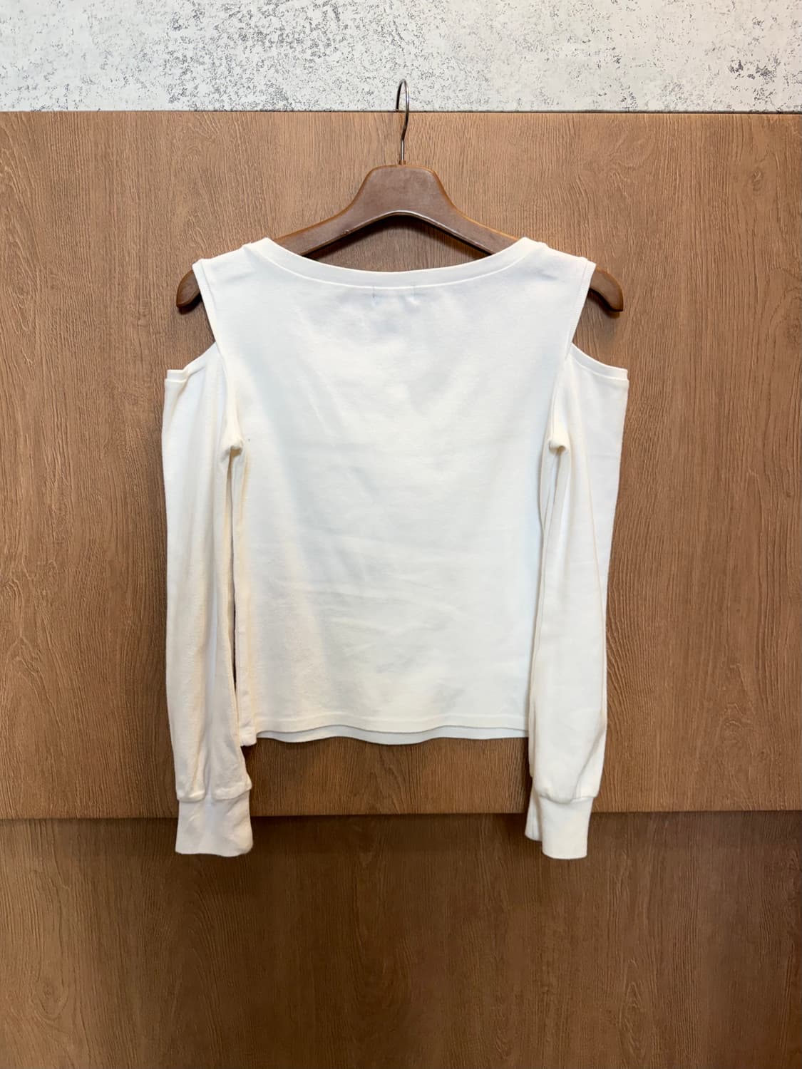 버버리 블루 라벨 숄더 컷아웃 핑크 로고 자수 디테일 아이보리 상품이미지7