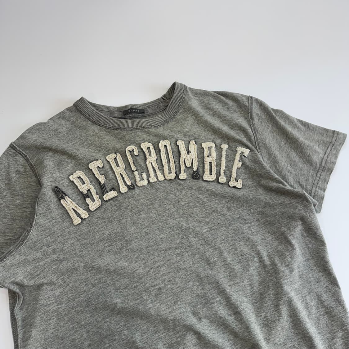 Abercrombie 아베크롬비 스펠아웃 그런지 로고 그레이 반팔 상품이미지4