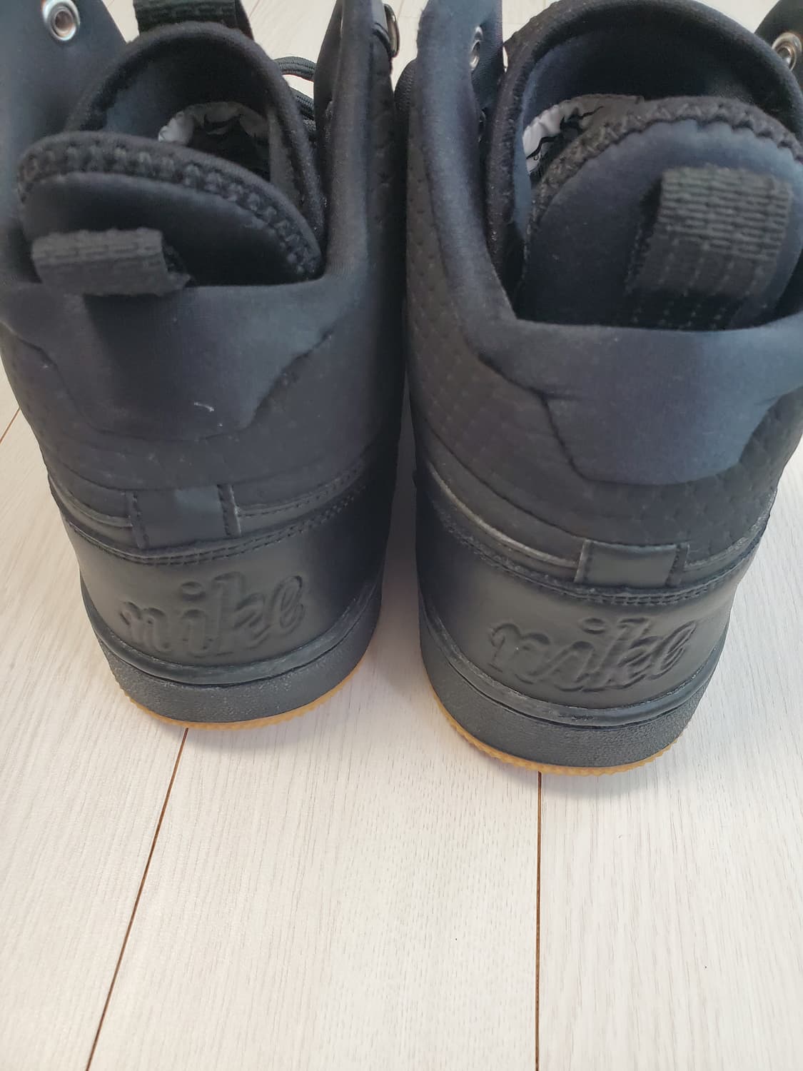 나이키 운동화 에버넌 미드 윈터 부츠 AQ8754-001사이즈270

 상품이미지3