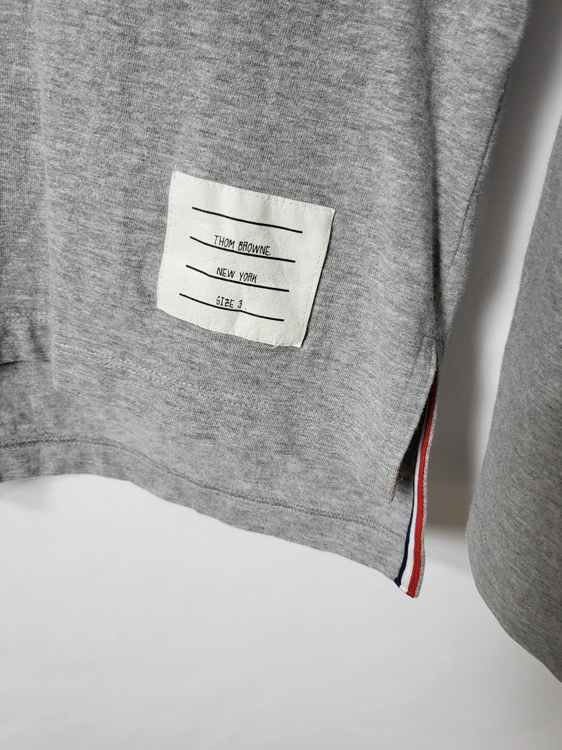 톰브라운 그레이 사이드 슬릿 롱스리브 티셔츠 (3) 상품이미지4