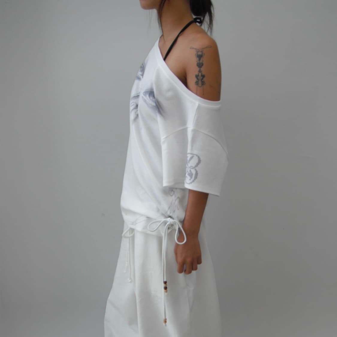 begbegbeg 백백백 오너먼트 비즈 아일렛 원숄더 반팔 티셔츠 상품이미지2