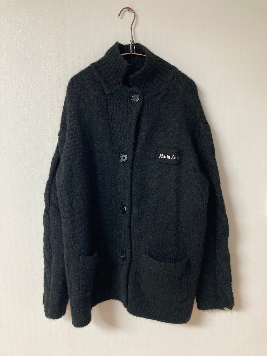 FREE) 마뗑킴 로고 패치 니트 가디건 상품이미지3